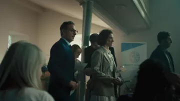 Pantalon en jean plissé à jambe de baril porté par Fiona (Indira Varma) tel que vu dans Coldwater (S01E02)