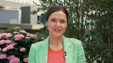 Reiss Gracey Blazer llevado por Maggie Rulli, visto en Good Morning America el 9 de julio de 2026