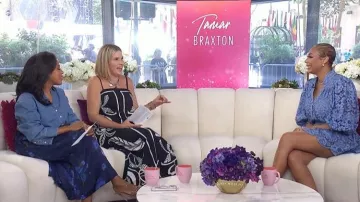 Falda midi plisada Vince Poppy Blur llevada por Sheinelle Jones, vista en Today with Jenna & Sheinelle el 10 de julio de 2026