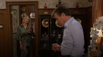 Daiwor kout Satin Long Robe portée par Patty Williams (Stacy Haiduk) telle que vue dans Les Jeunes et les Agités (S53E185)