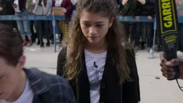 Camiseta de manga larga retrato de James Baldwin que lleva MJ (Zendaya) en Spider-Man: No Way Home