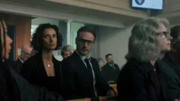 Trench-coat J Crew porté par Kelly tel qu’on le voit dans Coldwater (S01E03)