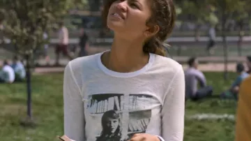 T-shirt portrait à manches longues de Sylvia Plath porté par Michelle (Zendaya) dans Spider-Man : Homecoming