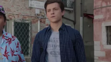 Si crees en la telequinesis, por favor levanta mi mano camiseta que lleva Peter Parker / Spider-Man (Tom Holland) en Spider-Man: Lejos de casa