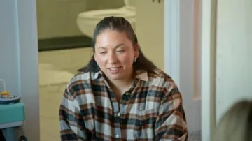 Chemise en flanelle préférée American Eagle Anytime portée par Alli McBee telle que vue dans The McBee Dynasty : Real American Cowboys (S03E04)