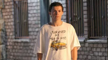 I survived my trip to NYC T-Shirt worn by Peter Parker / Spider-Man (Tom Holland) in Spider-Man: Far From Home