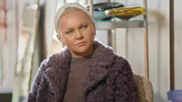 Veste en fausse fourrure Kate Spade portée par Galyna Saltkovska telle que vue dans The McBee Dynasty : Real American Cowboys (S03E04)