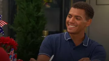 Polo de lino de algodón Orion de terciopelo de Graham & Spence llevado por Theo Carver (Tyler Joseph Andrews) tal como se ve en Days of Our Lives (S61E225)