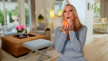 Autoportrait X Christopher Kane robe maxi tricotée découpée portée par Vicki Gunvalson telle que vue dans The Real Housewives of Orange County (S20E01)