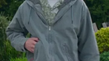 A Good Girl’s Guide to Murder S02 Connor Reynolds Grey Jacket portée par Connor Reynolds (Jude Morgan-Collie) dans A Good Girl’s Guide to Murder (S02)