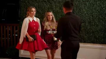 Christian Louboutin Paloma Pochette en cuir clouté portée par Tamra Judge telle que vue dans The Real Housewives of Orange County (S20E01)