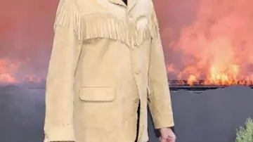 Veste à franges beige Annette Bening de Dutton Ranch portée par Beulah Jackson (Annette Bening) à Dutton Ranch (S01)