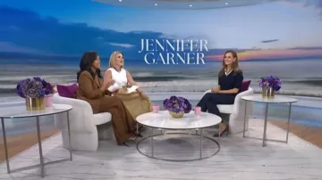 Théorie : Blazer en laine stretch Lynnia porté par Sheinelle Jones tel que vu dans Today with Jenna & Sheinelle le 13 juillet 2026