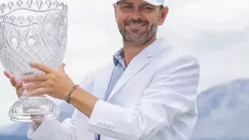 Abrigo blanco que llevó Mardy Fish en el Campeonato Americano del Siglo Mardy 2026