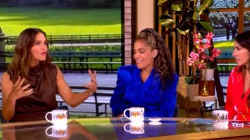 Robe Midi en satin à ceinture Brunello Cucinelli portée par Jennifer Garner, telle que vue dans The View le 14 juillet 2026
