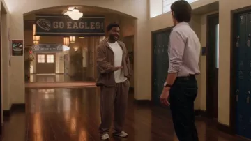 Pantalon de survêtement Alo Yoga Scholar à jambes droites porté par Cassius (Osy Ikhile) tel que vu dans All American (S08E02)