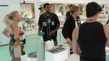 Camiseta suprema de béisbol Old English llevada por Simba Kudyiwa vista en Love Island (S13E11)