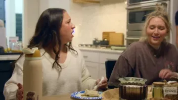 Aritzia Bare Cashmere Composition Pull porté par Alli McBee tel que vu dans The McBee Dynasty : Real American Cowboys (S03E05)