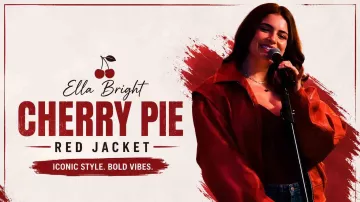 Chaqueta roja Ella Bright Cherry Pie de Hannah Wells (Ella Bright) en Fuera del Campus (S01E03)