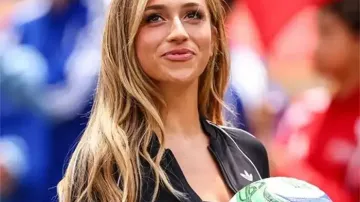 Chaqueta deportiva negra FIFA 2026 llevada por Tate McRae en tate mcrae en la Copa Mundial de la FIFA