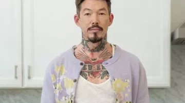 David Bromstad Mi casa de ensueño de lotería S19 Cárdigan floral llevado por el presentador propio (David Bromstad) tal como se ve en Mi casa de ensueño de lotería (T19)