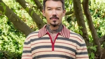 Mon Foyer de Rêve de Loterie David Bromstad Polo rayé porté par mon Self-Host (David Bromstad) tel que vu dans Ma maison de rêve de loterie (S19)