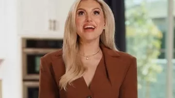 Real Housewives of OC Gina Kirschenheiter Brown Ponte Blazer tel que vu dans The Real Housewives of Orange County (S20)