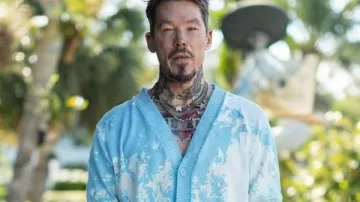 David Bromstad Ma maison de rêve de loterie S19 Carton en tricot porté par l’animateur personnel (David Bromstad) tel que vu dans Ma maison de rêve de loterie (S19)