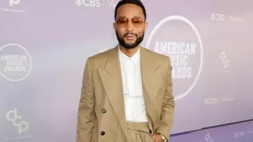 American Music Awards 2026 John Legend Abrigo de John Legend en John Legend entrega el Premio Internacional de Excelencia al Artista a Karol G [52ª edición de los American Music Awards]