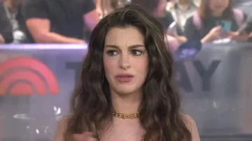 Collier Bvlgari Vimini porté par Anne Hathaway tel que vu dans Today le 16 juillet 2026