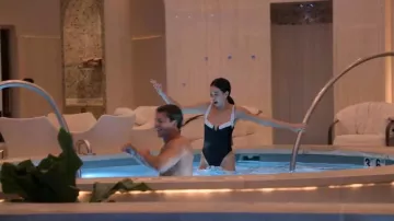 Fashion Nova Pools In Paris con aros en bañador de una pieza que lleva Hayley Dinaé, como se ve en The Ultimatum: Marry or Move On (S04E04)