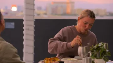 Jersey de cuello redondo Alo Yoga Recognition llevado por Casey Douglass como se ve en The Ultimatum: Marry or Move On (S04E06)