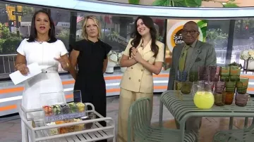 Pantalones plisados de pierna ancha Toccin usados por Elena Bessero vistos en Today el 17 de julio de 2026