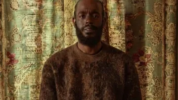 El Chi S08 Luke James Black & Brown Sweater que lleva Victor 'Trig' Taylor (Luke James) tal y como se ve en The Chi (T08)