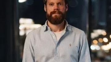 Chemise rayée boutonnée Proud 2026 telle que vue dans Proud (S01)