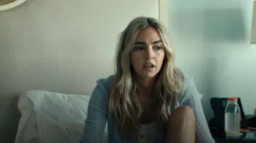 Pull Cardigan court tricoté 100 % cachemire Club porté par Natalie (Katelyn Tarver) tel que vu dans The Hawk (S01E05)
