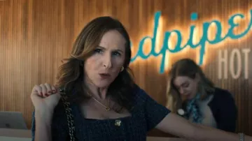 Veste à manches courtes boutonnée à l’avant portée par Stacy (Molly Shannon) telle que vue dans The Hawk (S01E09)