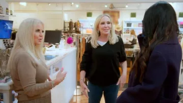 Jersey de cachemira de escote en V de Vince Weekend llevado por Shannon Beador como se ve en The Real Housewives of Orange County (S20E02)