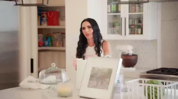 Haut en coton organique Agolde Nova côtelé court, porté par Carmella Garcia, tel que vu dans The Real Housewives of Orange County (S20E02)