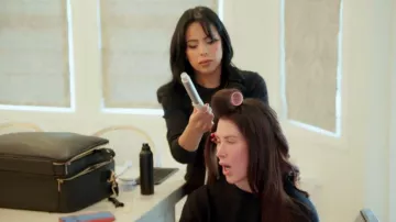 Bio Ionic StyleWinder Fer à friser rotatif professionnel porté par Emily Simpson tel que vu dans The Real Housewives of Orange County (S20E02)