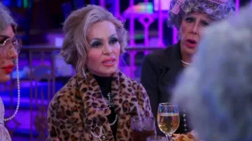 Violet Romance Longline en fausse fourrure porté par Tamra Judge tel que vu dans The Real Housewives of Orange County (S20E02)