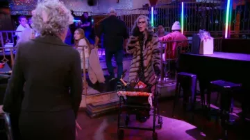 Manteau en fausse fourrure en fourrure irréelle à motif animal en fausse fourrure porté par Heather Dubrow, tel que vu dans The Real Housewives of Orange County (S20E02)