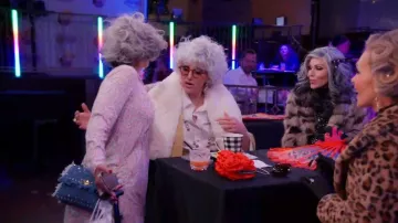 Sac à bandoulière en denim à pointes Medium Rockstud de Valentino Garavani porté par Carmella DeCesare, tel que vu dans The Real Housewives of Orange County (S20E02)