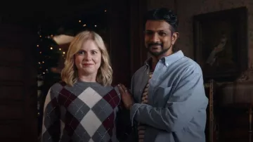 Maje Pull à motif argyle court porté par Samantha Arondekar (Rose McIver) tel que vu dans Ghosts (S05E09)