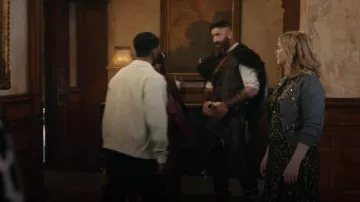 Robe midi en satin martelé à fleurs Michael Kors portée par Samantha Arondekar (Rose McIver) telle que vue dans Ghosts (S05E10)