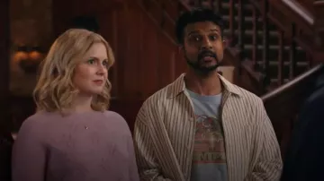 Chemise Atari Centipede portée par Jay Arondekar (Utkarsh Ambudkar) telle que vue dans Ghosts (S05E11)