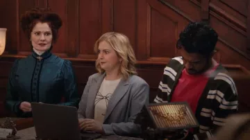 T-shirt Sofie Schnoor Zenasw porté par Samantha Arondekar (Rose McIver) tel que vu dans Ghosts (S05E12)