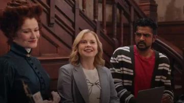 Blazer rayé oversize des Phemmes, porté par Samantha Arondekar (Rose McIver) tel que vu dans Ghosts (S05E12)