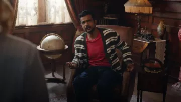 Cardigan à col en V rayé Frank & Oak pour hommes porté par Jay Arondekar (Utkarsh Ambudkar) tel que vu dans Ghosts (S05E12)