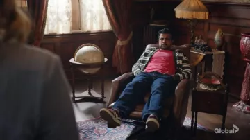 Baskets médaillées Gola portées par Jay Arondekar (Utkarsh Ambudkar) telles que vues dans Ghosts (S05E12)